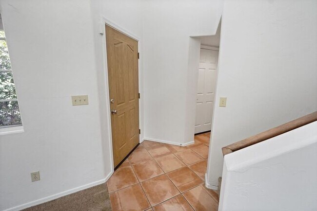 Foto del edificio - Elegant 4-Bed Home with Balcony & Backyard...