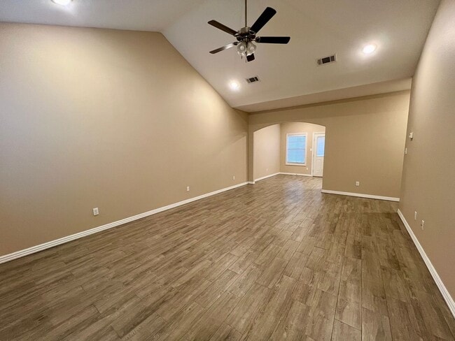 Building Photo - 3 Bedroom/2.5 Bathroom Townhome with Fence...