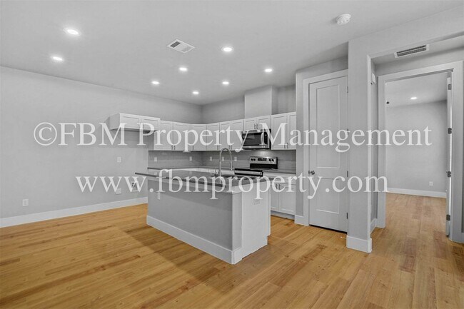 Building Photo - 5016 Villas Dr