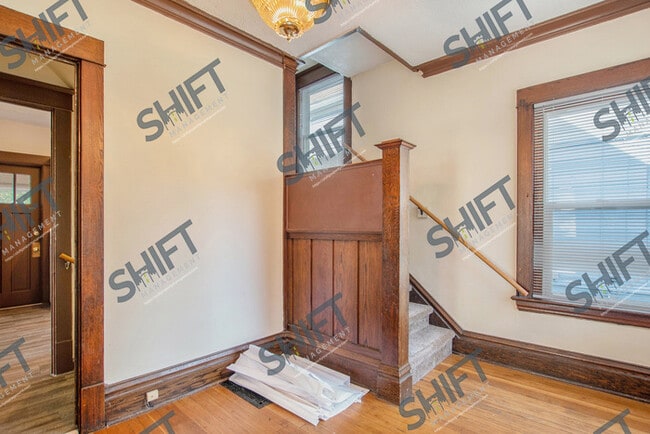 Foto del edificio - 1150 Dunham SE:Spacious and dignified home