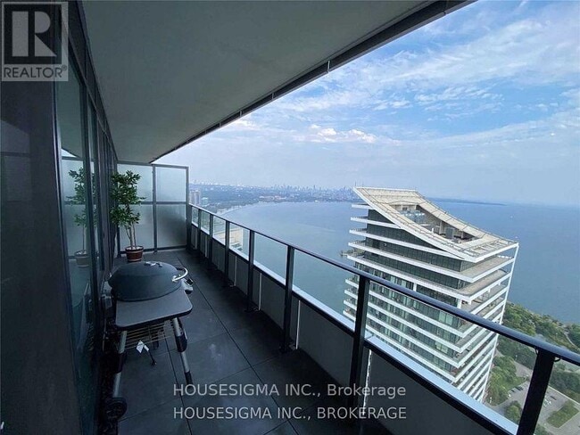 Photo du bâtiment - 5707-5730 SHORE BREEZE Dr