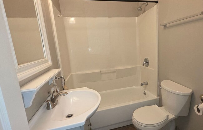 Foto del edificio - Remodeled 2 Bedroom, 2 Living Areas!  $925