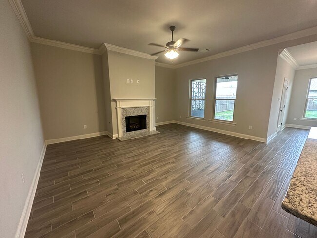 Building Photo - Gorgeous 4 Year Old Home