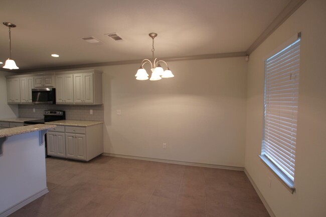 Building Photo - 2 Bedroom 2 Bath Townhome in South Tyler!