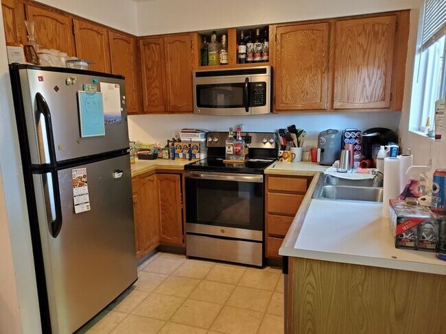 Building Photo - 725 Aztec Dr