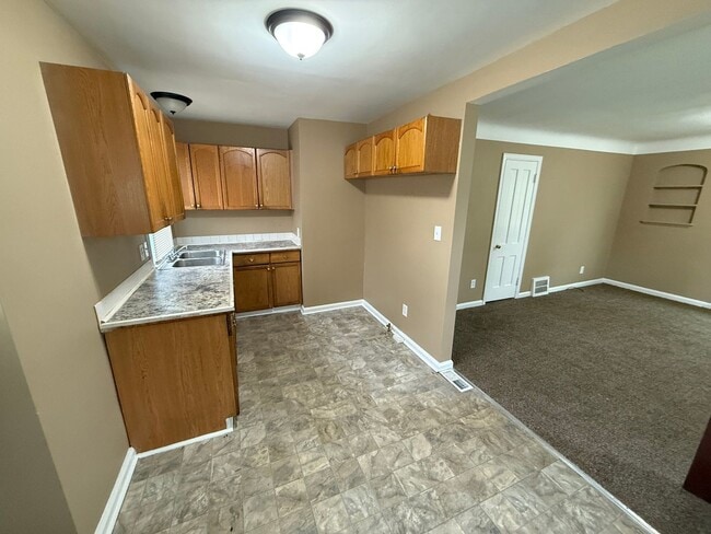 Building Photo - 3 Bedroom, 1 Bath Home Move-In Ready! Sec....