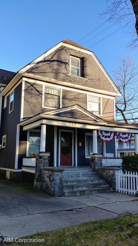 Primary Photo - 729 S Rose St