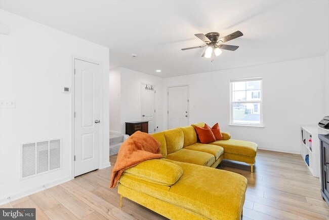 Building Photo - 18 Needle Ct