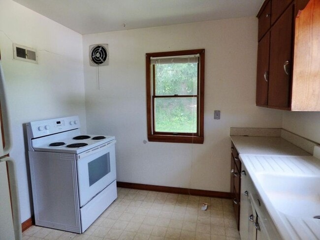 Building Photo - Adorable 2BR, 1BA Single Family Home