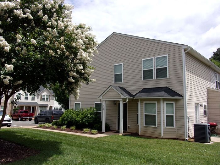 Foto del edificio - Beautiful 3 Bedroom 2 1/2 Bath End Unit To...