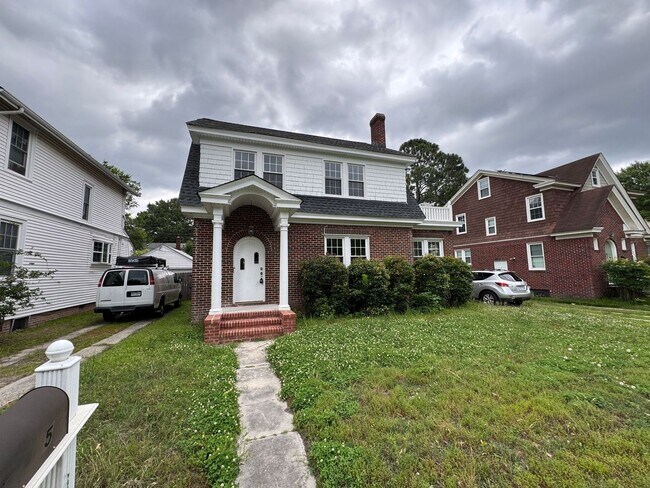 Foto del edificio - Welcome to this charming home in Portsmout...