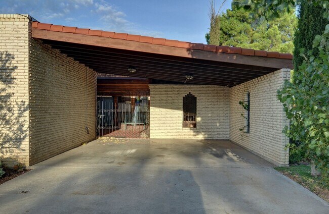 Building Photo - Beautiful estate home on a corner lot!