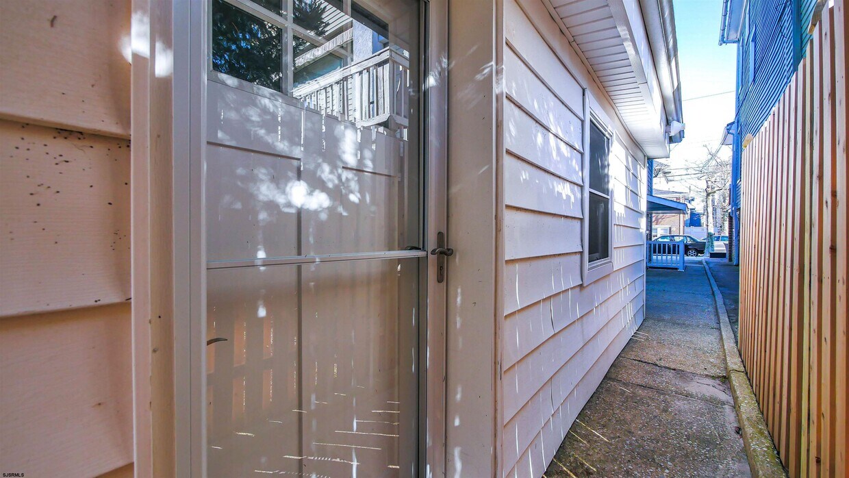4 S Baton Rouge Ave, Ventnor City, NJ 08406 Room for Rent in Ventnor