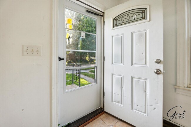 Building Photo - $1050month - 2 Bed 1 Bath in Roseville