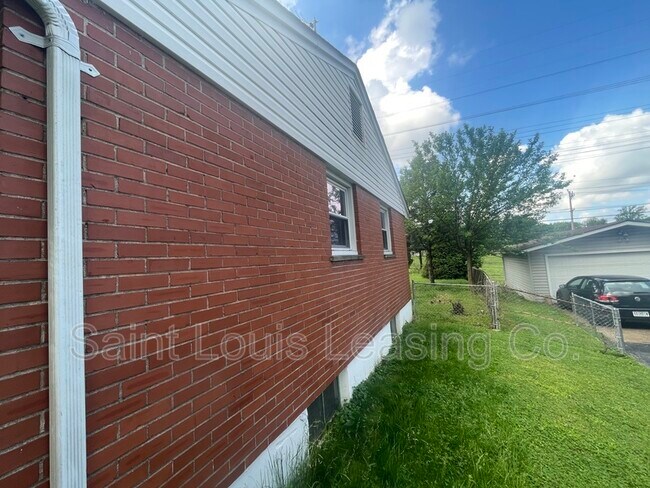 Building Photo - 985 St Patrice Ln