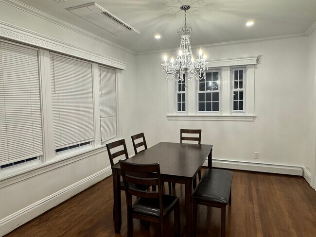 Foto del edificio - 1542 Tibbits Ave