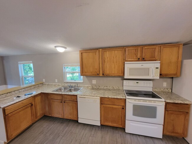 Foto del edificio - Charming 3-Bedroom, 2-Bath Home with Fence...