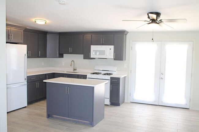Building Photo - 10465 Omega Cir