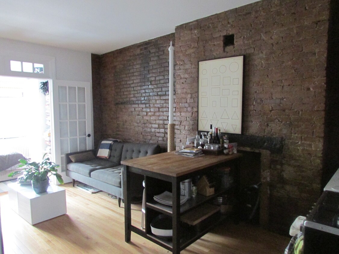 Foto principal - 267 E 10th St