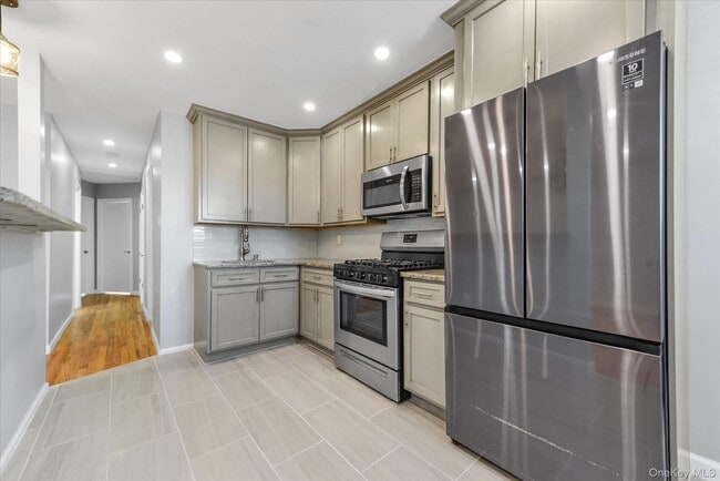 Building Photo - 638 E 84th St