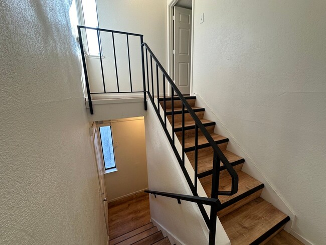 Building Photo - Charming Top Floor 1 Bed/1 Bath Condo