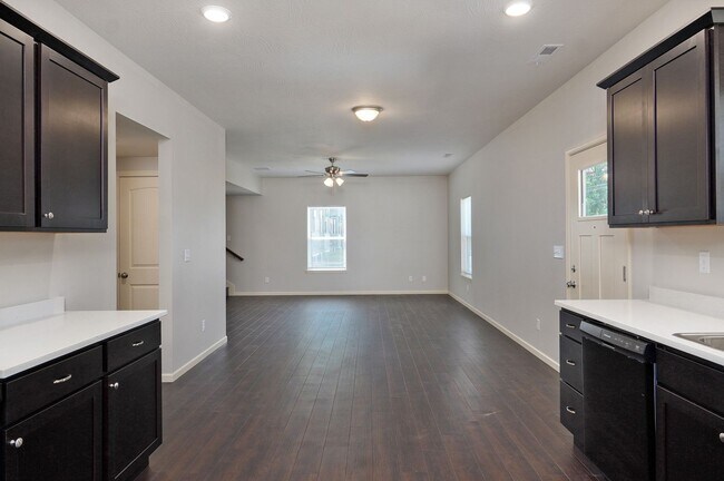 Building Photo - 1320 E Elm St