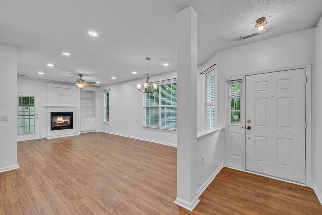 Foto del edificio - 5905 Echingham Dr
