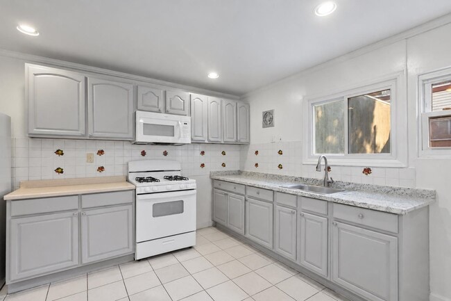 Building Photo - 303 43rd St
