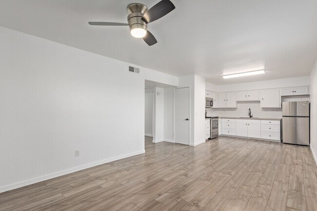 Foto del edificio - 1725 E Cambridge Ave