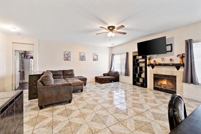 Foto del edificio - 4 Bedroom 2 Bath