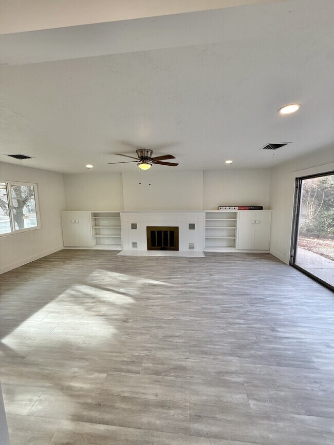 Building Photo - 288 W Diagonal #A 3 Bed/2 Bath