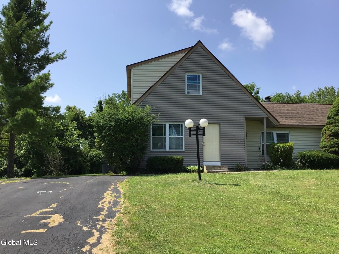 Primary Photo - 52 Sage Rd
