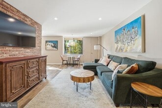 Building Photo - 4390 Lorcom Ln