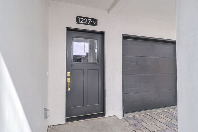 Building Photo - 1227 N June St