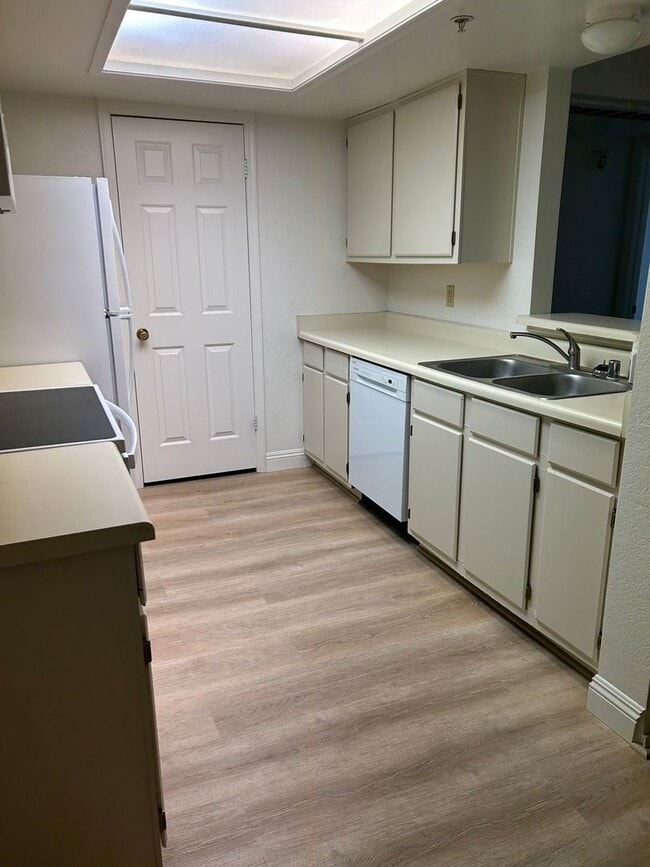 Building Photo - 2 Bedroom Condo located in Laughlin Bay