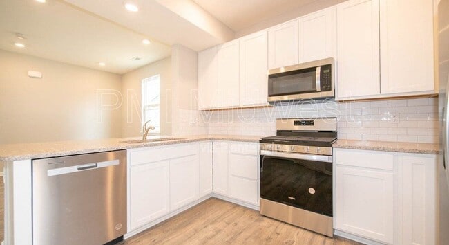 Building Photo - 2557 Lamar Dr