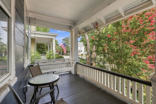 Building Photo - Live Steps from the Heart of Olde Towne