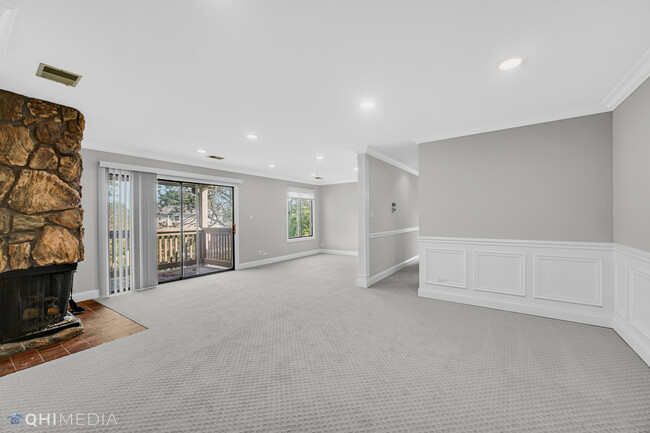 Building Photo - 920 Surrey Dr