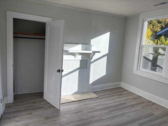 Foto del edificio - 225 Poplar St