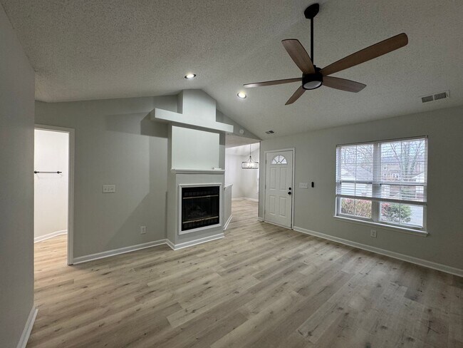 Foto del edificio - 3bed/2bath+Garage GSO!!