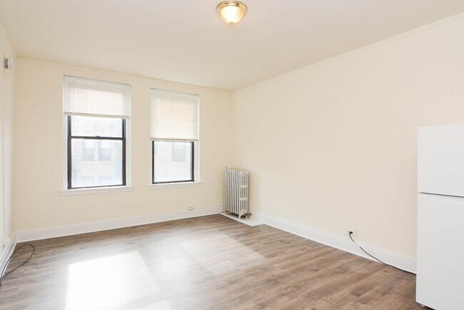 Building Photo - 3335 W Diversey Ave