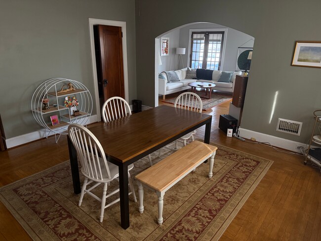 Comedor - 2472 Fairview Ave