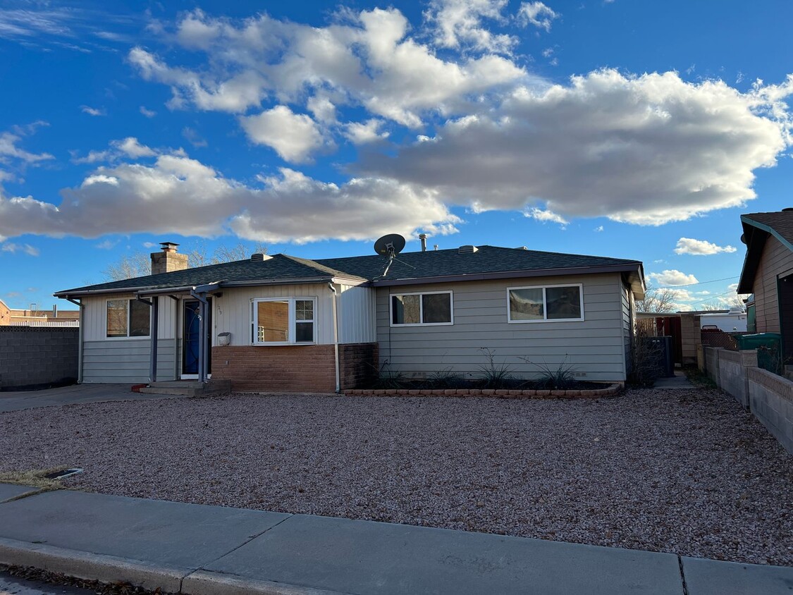 Foto principal - 3 bedroom, 2 bath home in Holbrook in cul-...