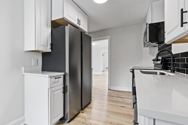 Building Photo - Renovated 2BR Apartment in NE MPLS – Walk ...