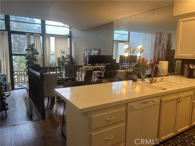 Building Photo - 9312 Marina Pacifica Dr N