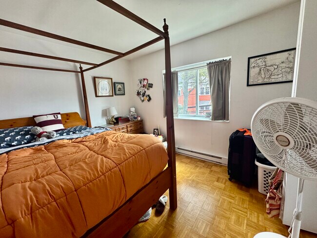 Building Photo - 2 Larose Pl