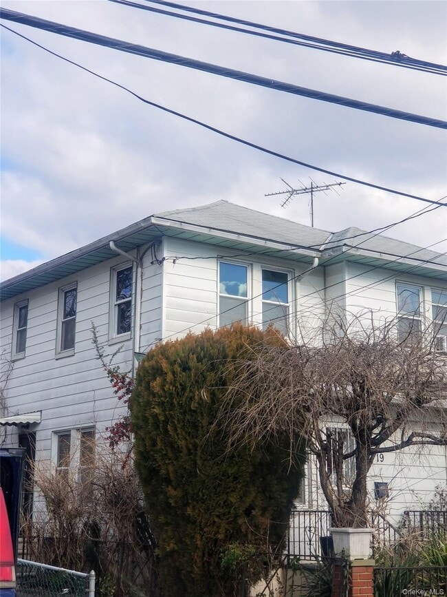 Building Photo - 19 Bainton St