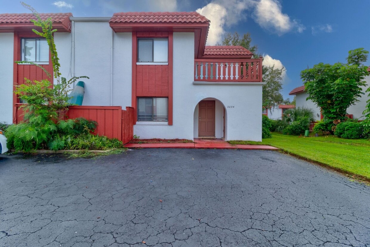 Primary Photo - Cozy Townhome in South Daytona!