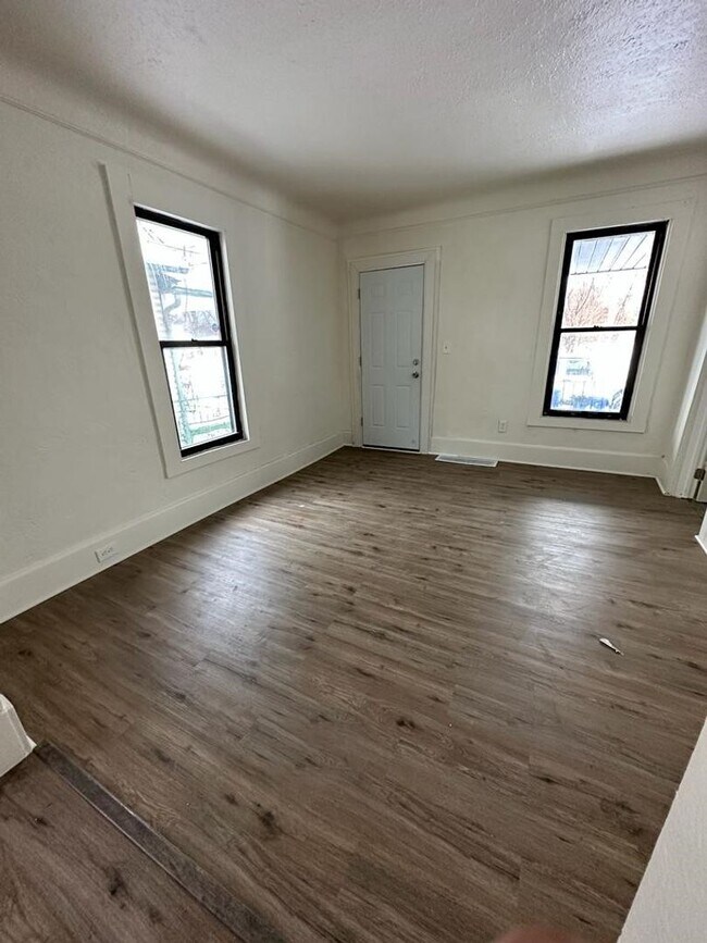 Building Photo - RENT SPECIAL