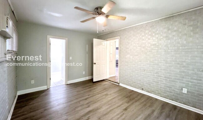 Foto del edificio - 1964 Laurel Ln